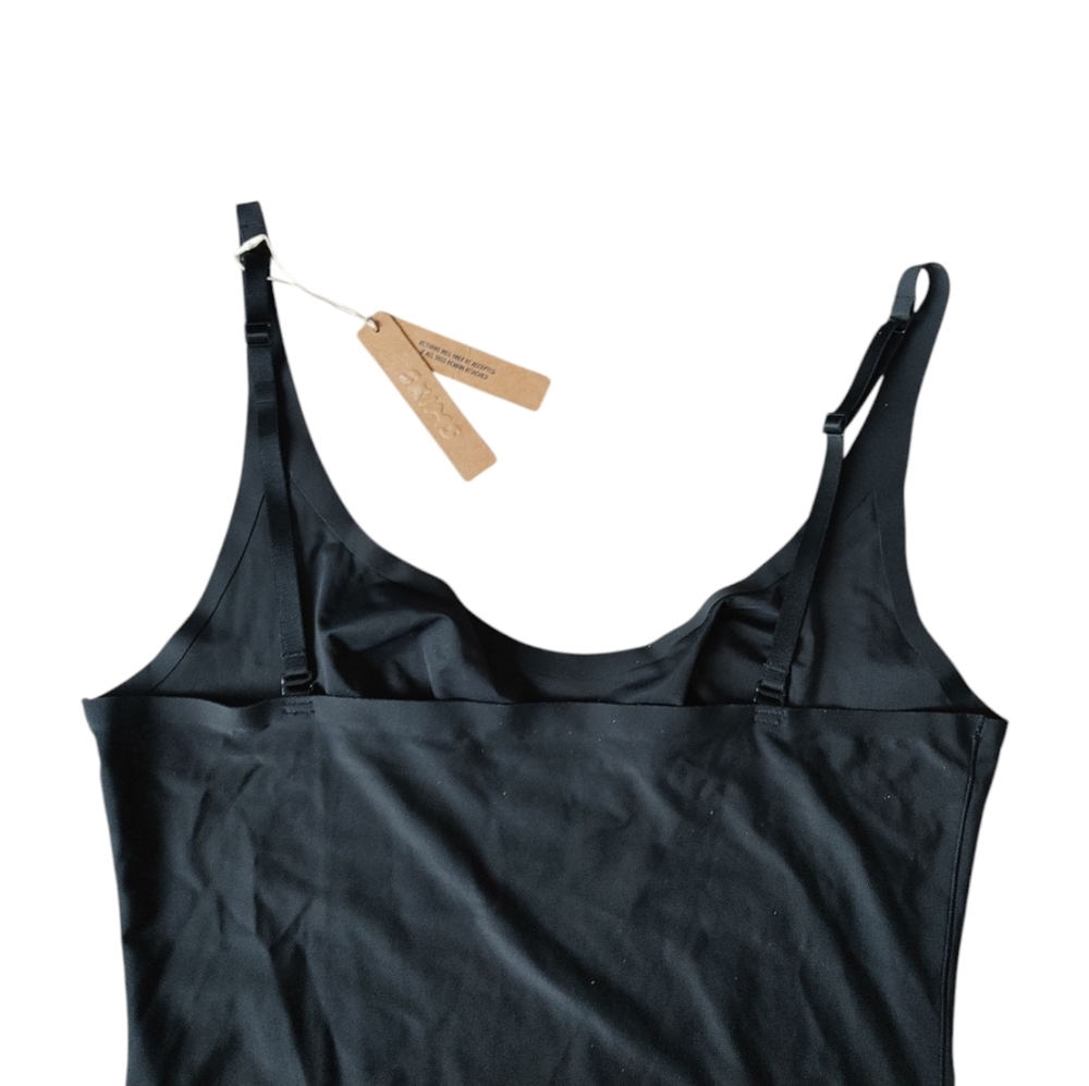SKIMS Foundation Bodysuit - Picture 10 of 13
